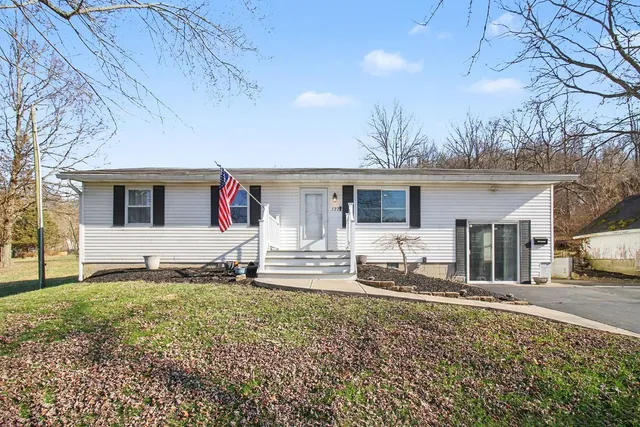 $260,000 | 527 Indiana Avenue, Aurora, IN 47001