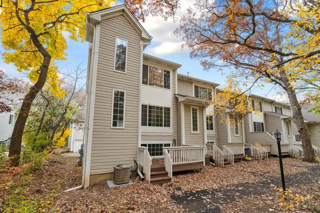 $2,200 | 321 West Whispering Oaks Lane, Unit 321, Round Lake, IL 60073