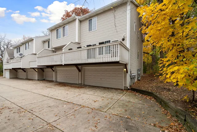 $2,200 | 321 West Whispering Oaks Lane, Unit 321, Round Lake, IL 60073