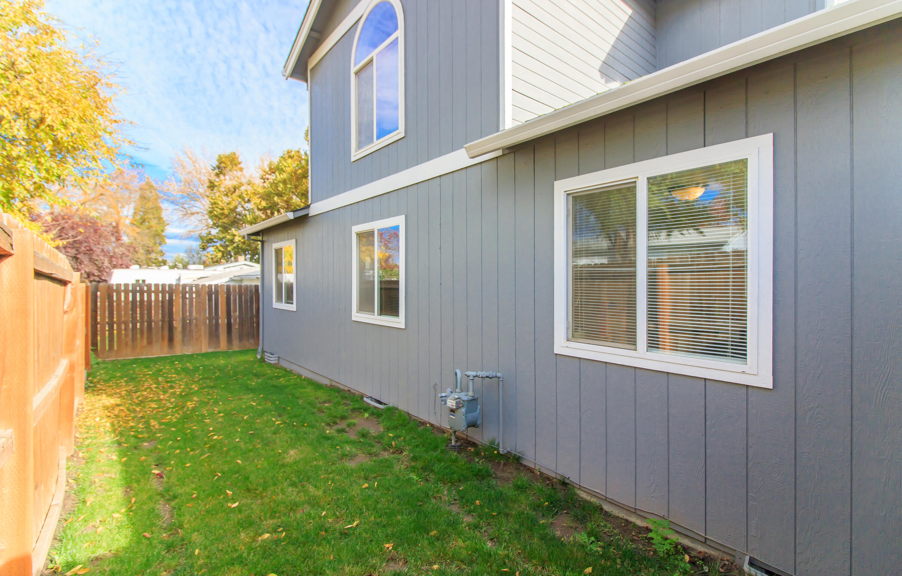 607 Shadow Way Central Point, OR 97502 - Photo 25 of 28 a view of backyard with a garden and wooden fence