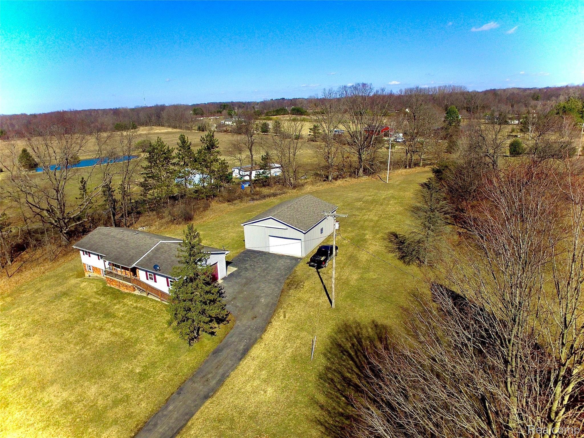 2972 Byron Road Howell, MI 48855 - Photo 4 of 30 6AE92C4F-FBAA-45AA-8716-FCE39A427269.jpeg