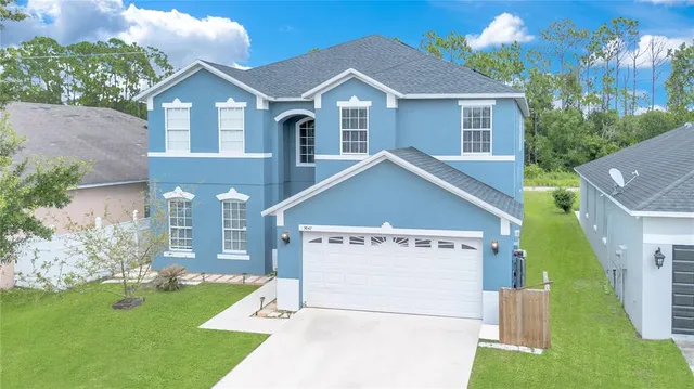 a view of a house with a yard