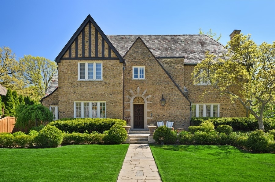 92 Robsart Road Kenilworth, IL 60043 - Photo 1 of 54 a front view of a house with a yard