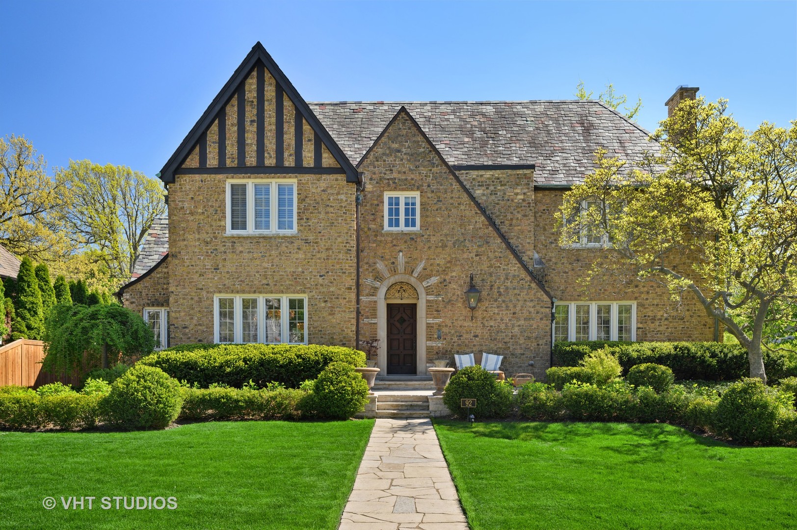 92 Robsart Road Kenilworth, IL 60043 - Photo 2 of 54 a front view of a house with a yard