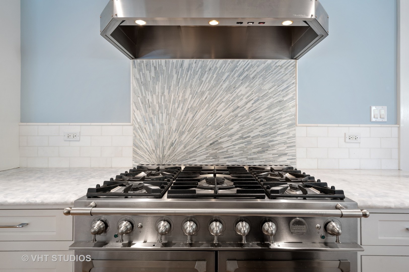 92 Robsart Road Kenilworth, IL 60043 - Photo 19 of 54 an a stove top oven sitting inside of a kitchen