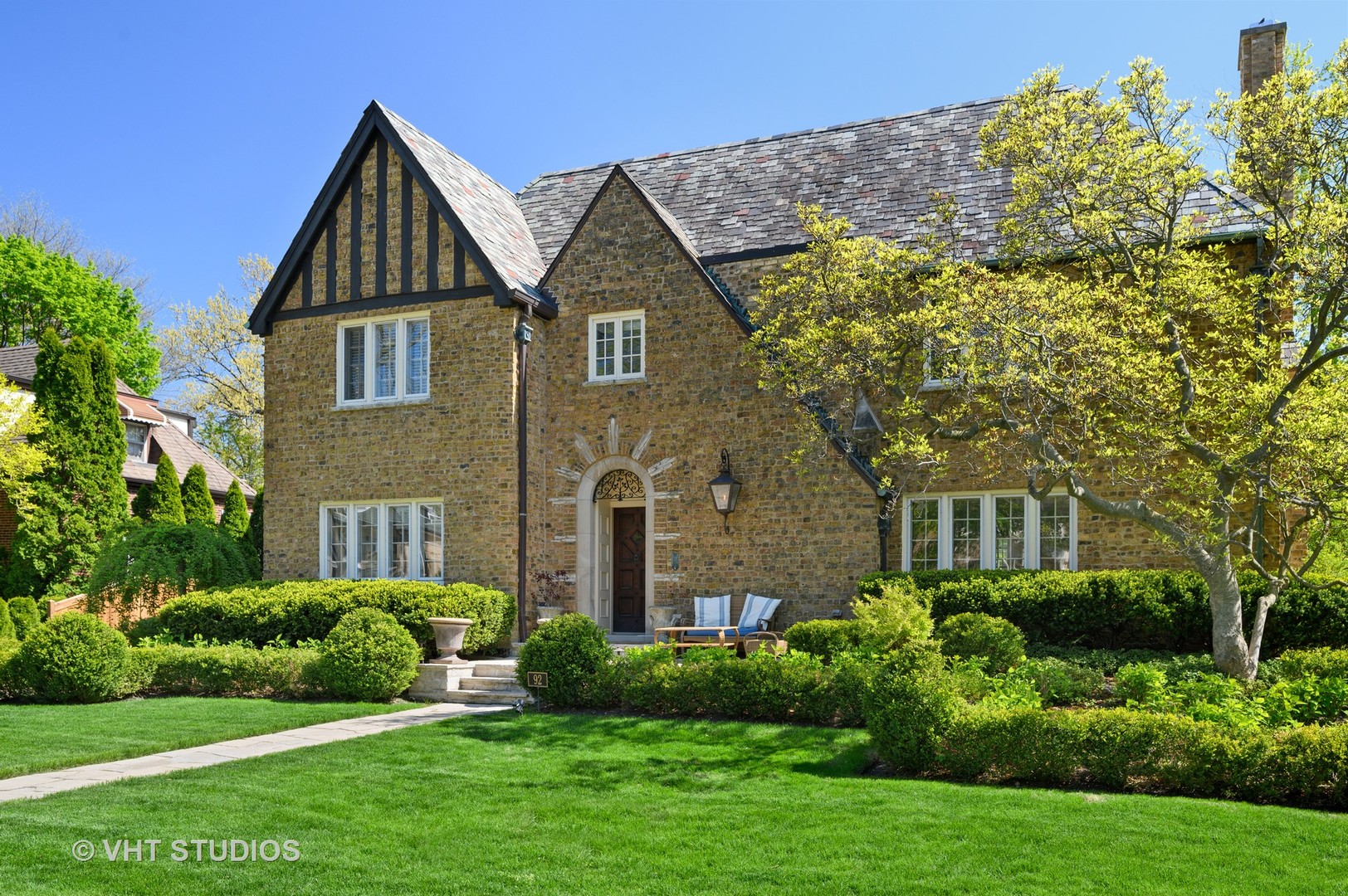 92 Robsart Road Kenilworth, IL 60043 - Photo 3 of 54 a front view of a house with a yard