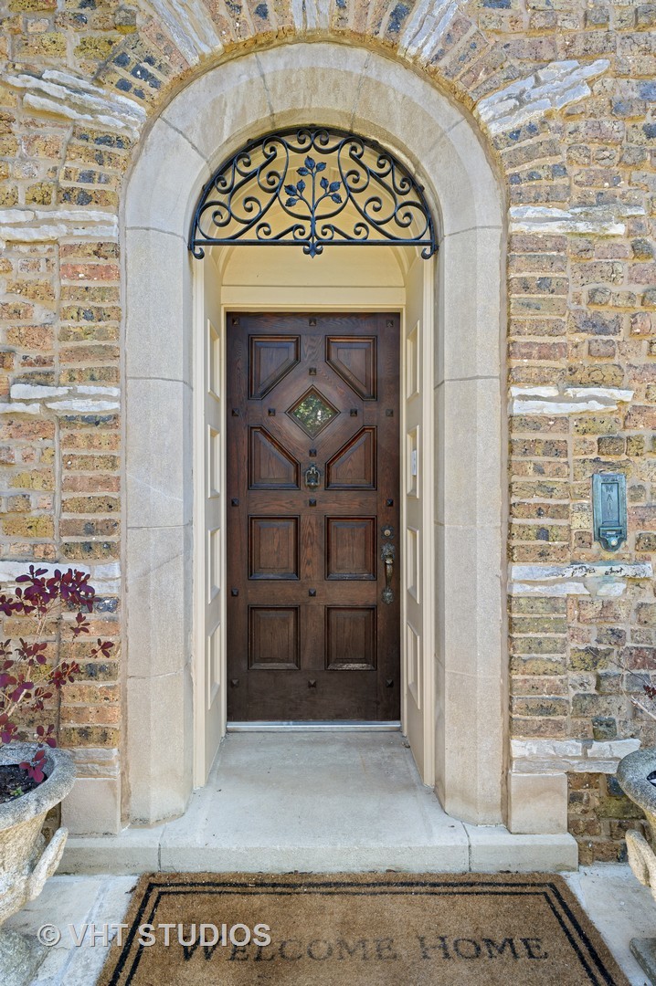 92 Robsart Road Kenilworth, IL 60043 - Photo 4 of 54 a view of a wooden door door