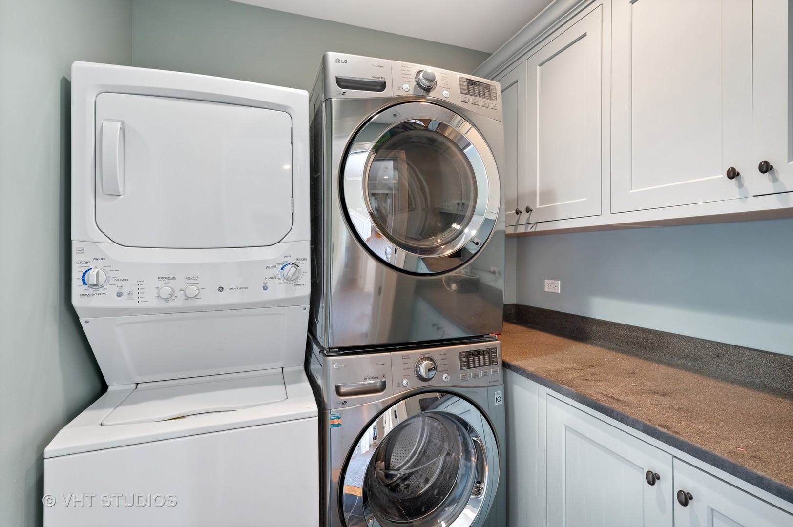 92 Robsart Road Kenilworth, IL 60043 - Photo 32 of 54 a utility room with dryer and washer