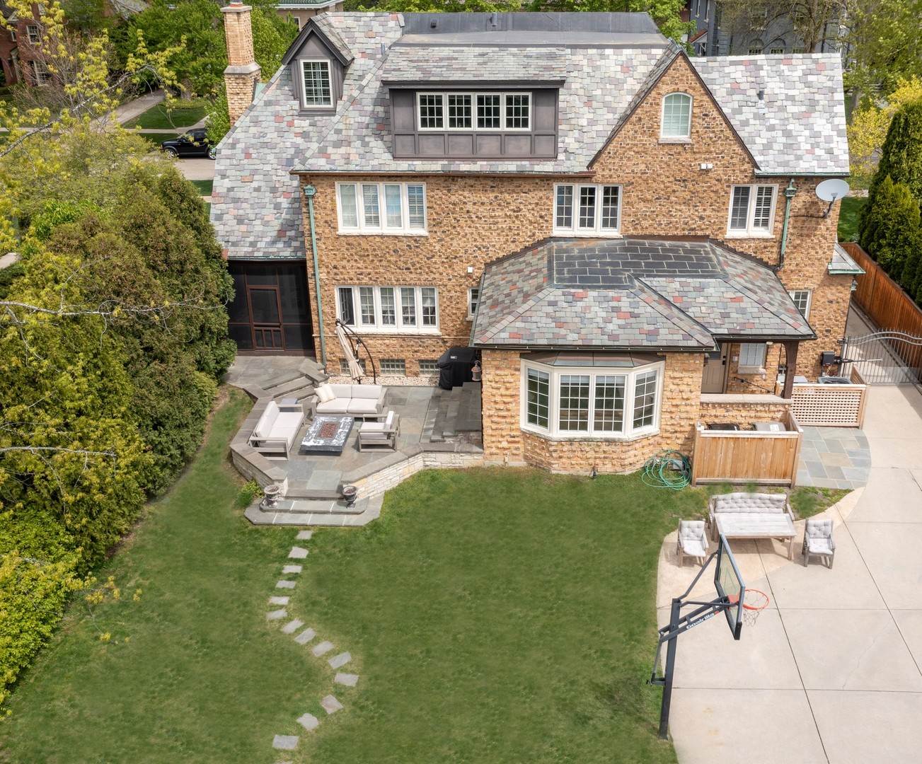 92 Robsart Road Kenilworth, IL 60043 - Photo 47 of 54 a aerial view of a house with swimming pool