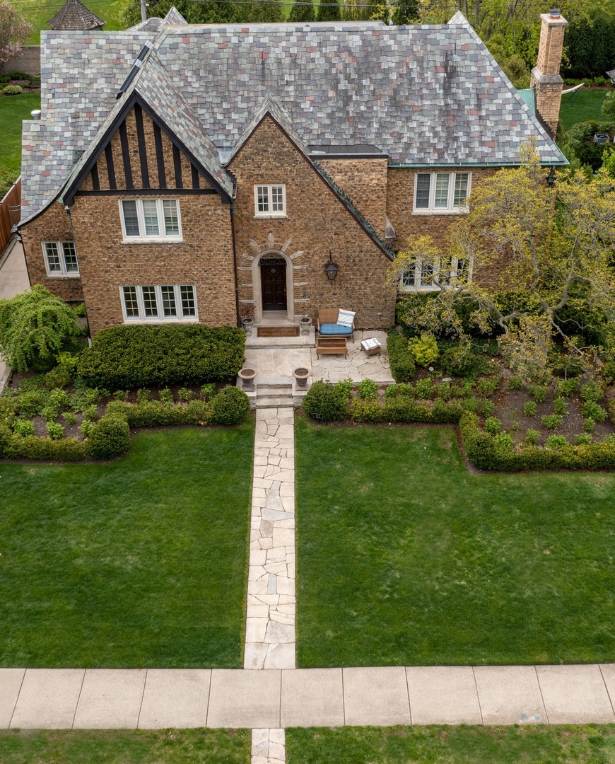 92 Robsart Road Kenilworth, IL 60043 - Photo 49 of 54 a front view of a house with a yard