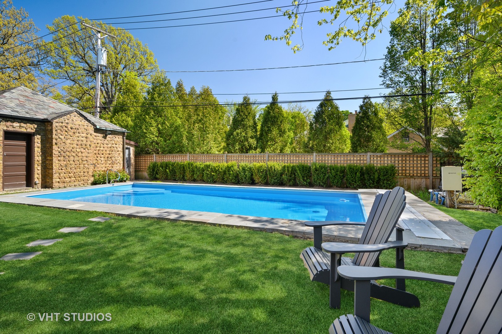92 Robsart Road Kenilworth, IL 60043 - Photo 7 of 54 a view of yard with seating area