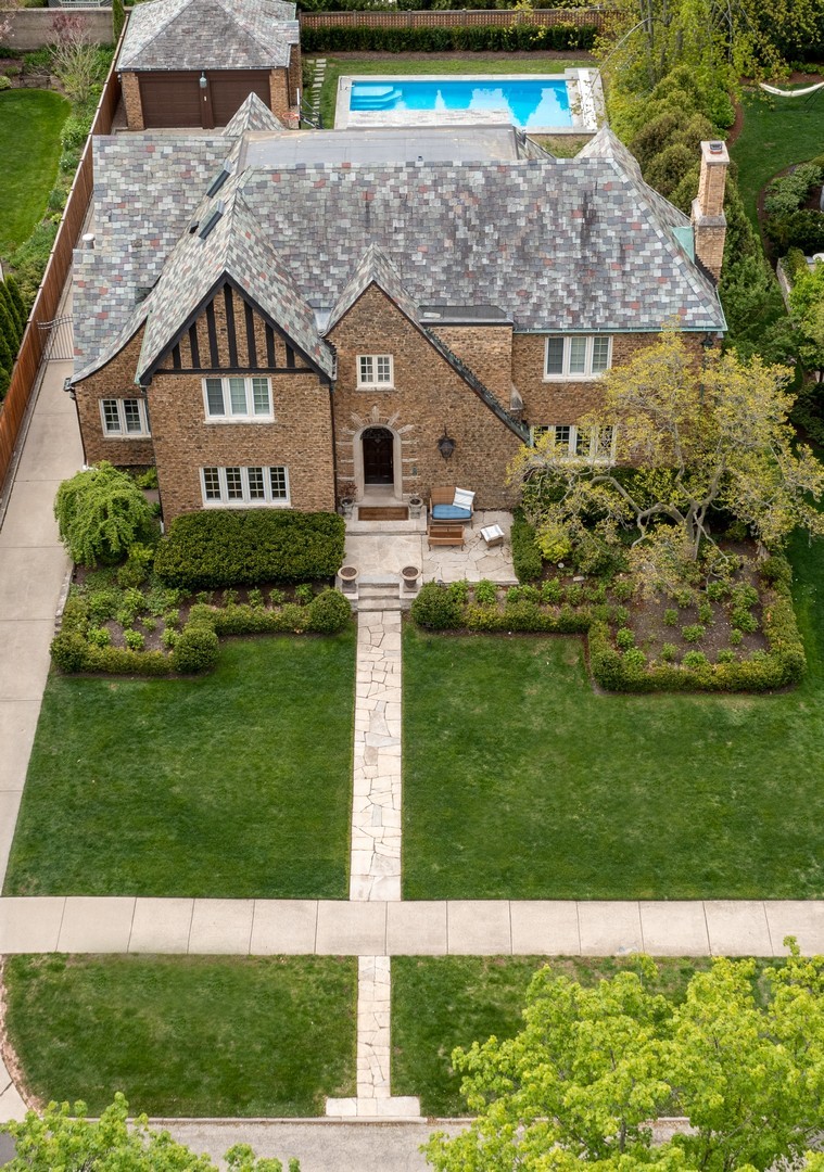 92 Robsart Road Kenilworth, IL 60043 - Photo 9 of 54 a view of a house with a yard