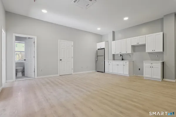 $2,200 | 215 Bank Street, Unit 2, New London, CT 06320