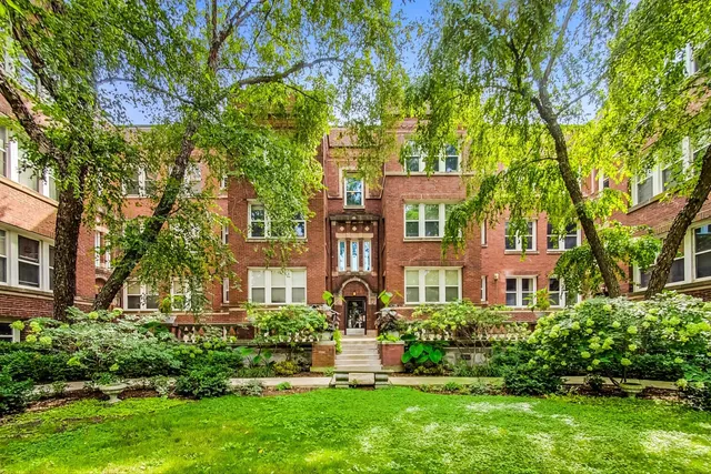 $335,000 | 733 West Buckingham Place, Unit 13, Chicago, IL 60657
