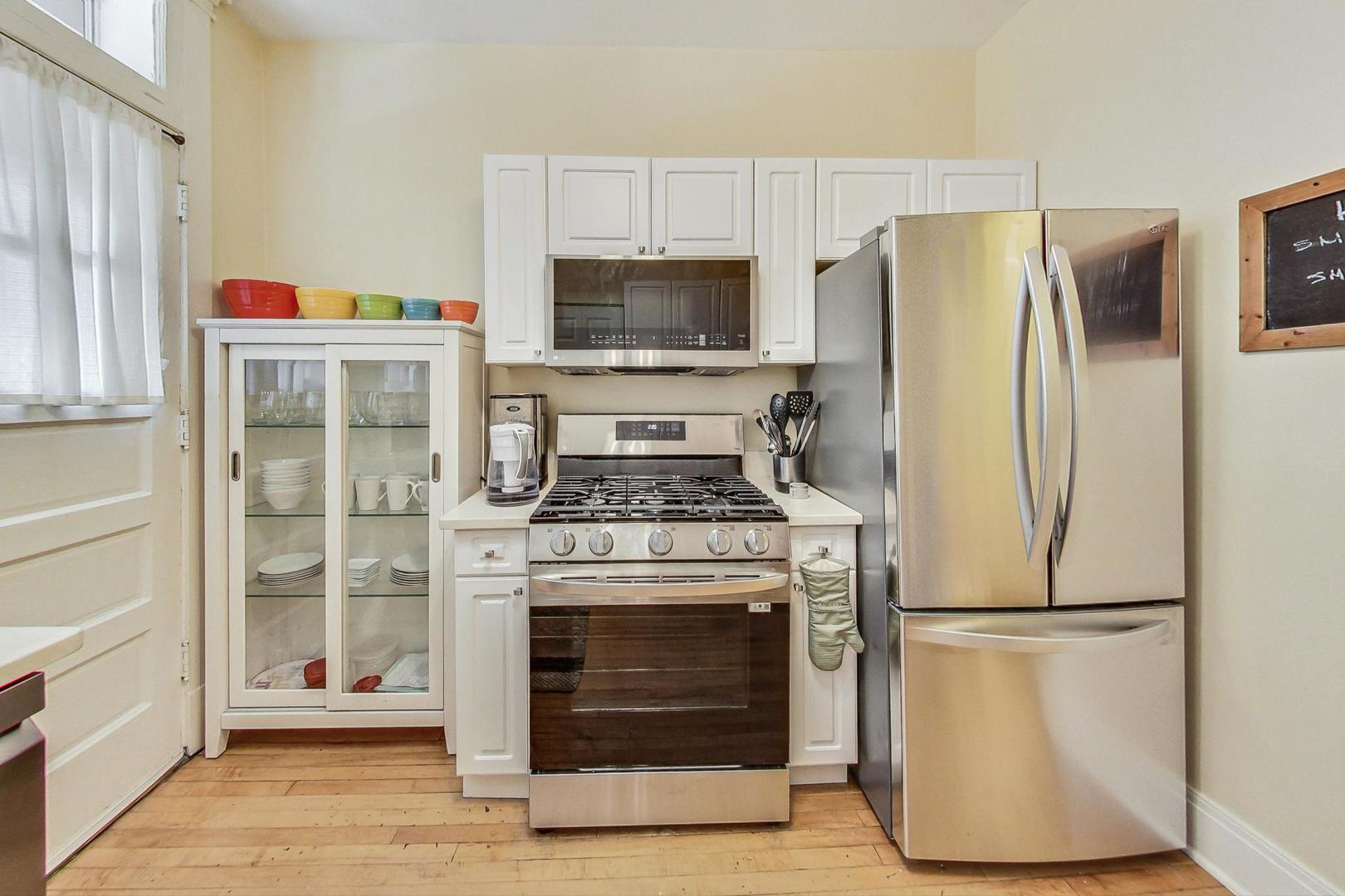 733 West Buckingham Place, Unit 13 Chicago, IL 60657 - Photo 11 of 28 a kitchen with a stove top oven and refrigerator