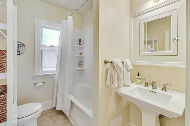 $335,000 | 733 West Buckingham Place, Unit 13, Chicago, IL 60657