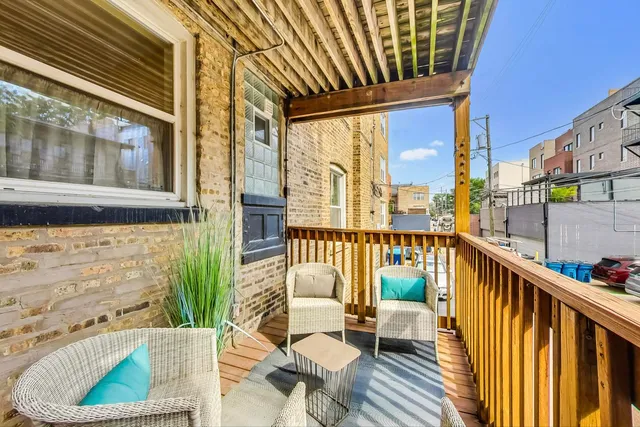 $335,000 | 733 West Buckingham Place, Unit 13, Chicago, IL 60657