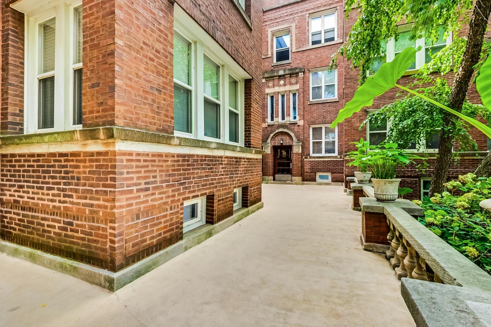 733 West Buckingham Place, Unit 13 Chicago, IL 60657 - Photo 21 of 28 a view of a brick building with many windows