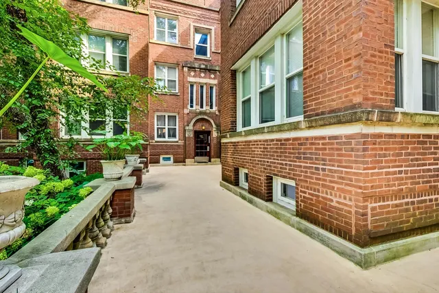 $335,000 | 733 West Buckingham Place, Unit 13, Chicago, IL 60657