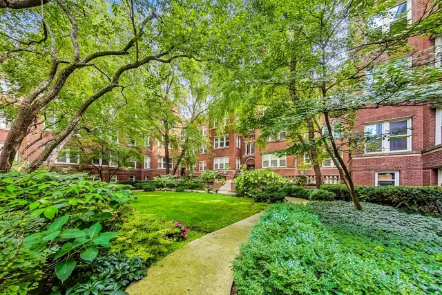 $335,000 | 733 West Buckingham Place, Unit 13, Chicago, IL 60657