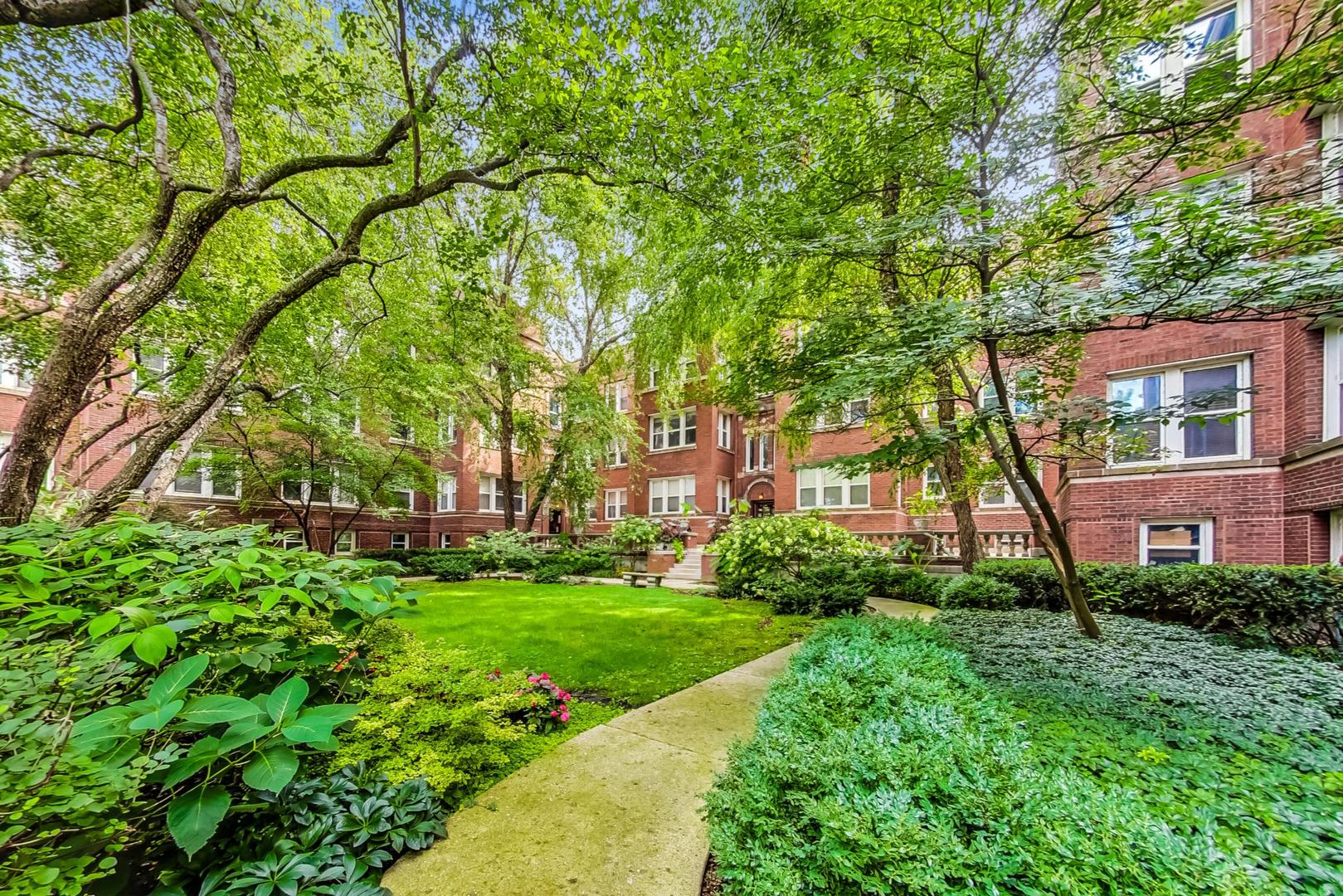 733 West Buckingham Place, Unit 13 Chicago, IL 60657 - Photo 23 of 28 a view of a yard with plants and trees