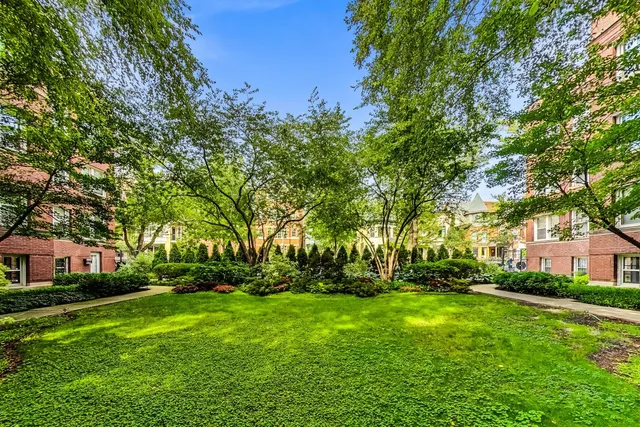 $335,000 | 733 West Buckingham Place, Unit 13, Chicago, IL 60657