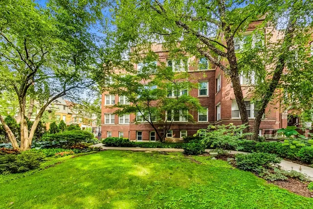 $335,000 | 733 West Buckingham Place, Unit 13, Chicago, IL 60657