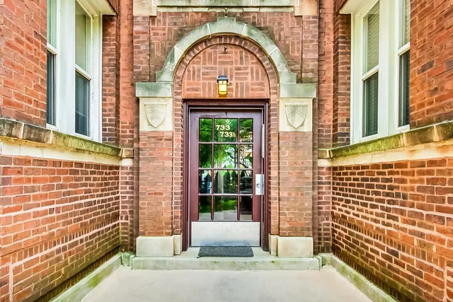 $335,000 | 733 West Buckingham Place, Unit 13, Chicago, IL 60657