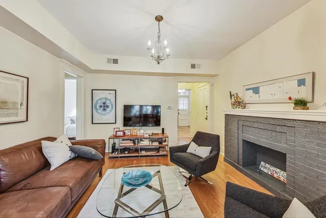 $335,000 | 733 West Buckingham Place, Unit 13, Chicago, IL 60657