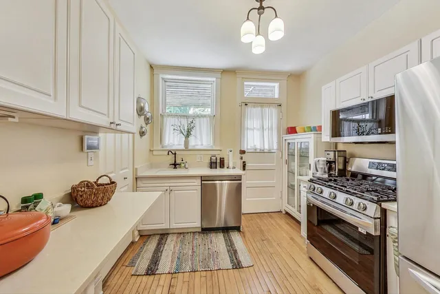 $335,000 | 733 West Buckingham Place, Unit 13, Chicago, IL 60657