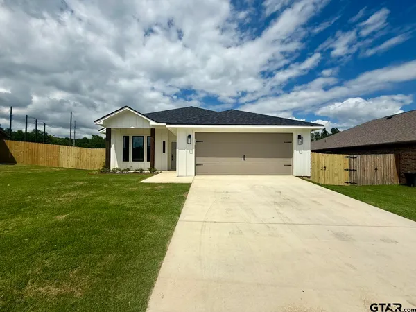 $2,195 | 17430 Crossing Circle, Lindale, TX 75771