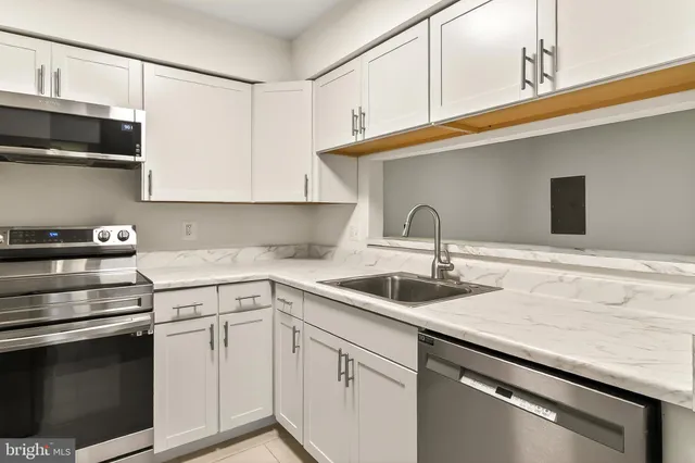 $370,000 | 6925 Mary Caroline Circle, Unit H, Alexandria, VA 22310