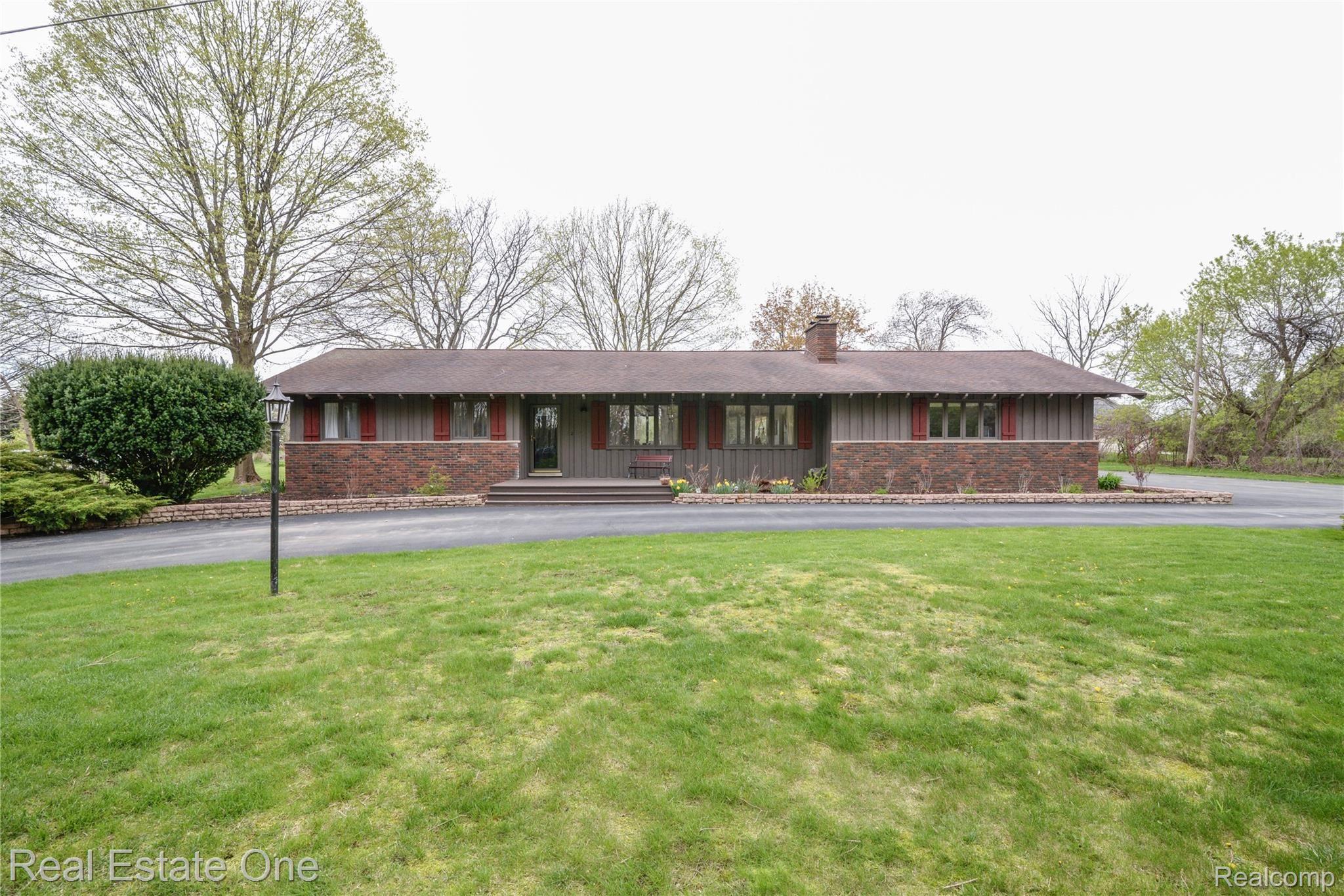 1095 North Garner Road Milford, MI 48380 - Photo 1 of 45 DSC_0100.jpg