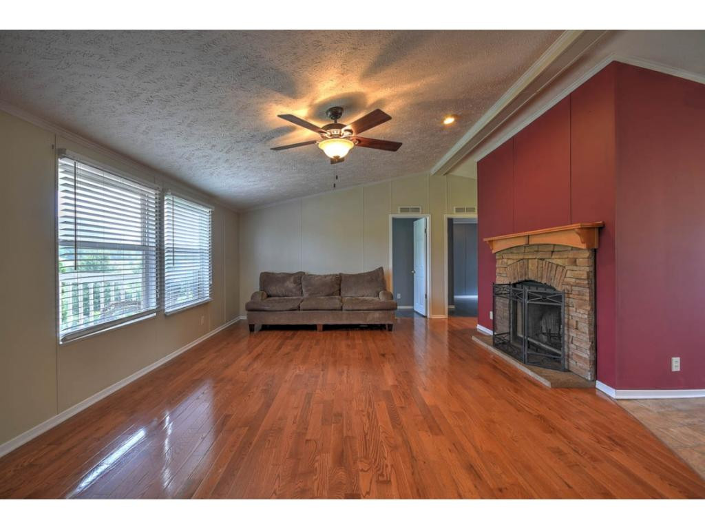 13160 Reedy Creek Road Bristol, VA 24202 - Photo 3 of 17 OPEN LIVING ROOM
