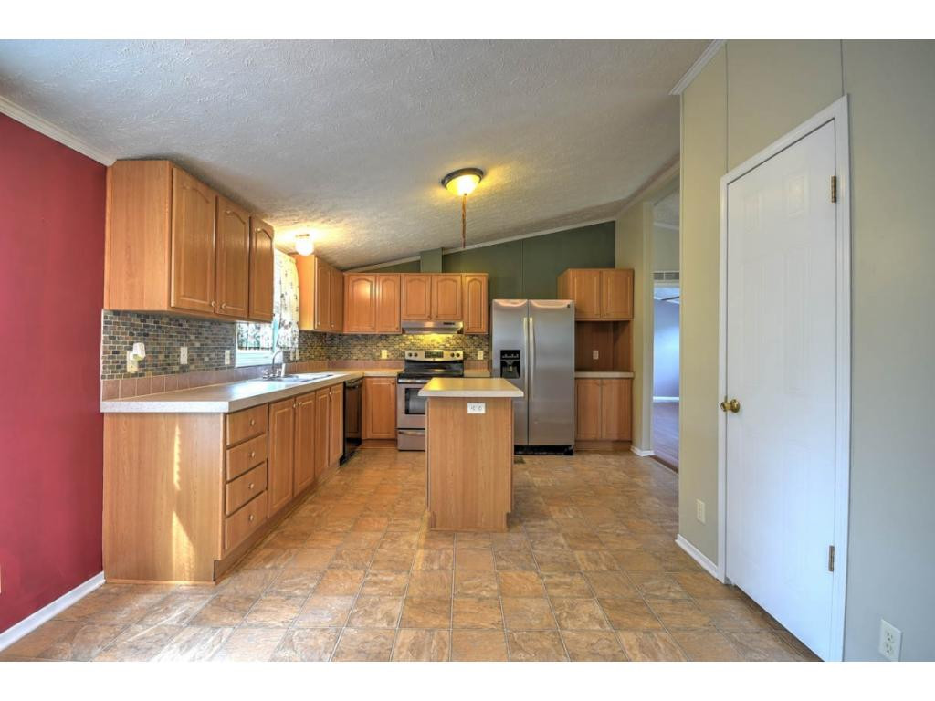 13160 Reedy Creek Road Bristol, VA 24202 - Photo 6 of 17 BIG KITCHEN FOR THE CHEF