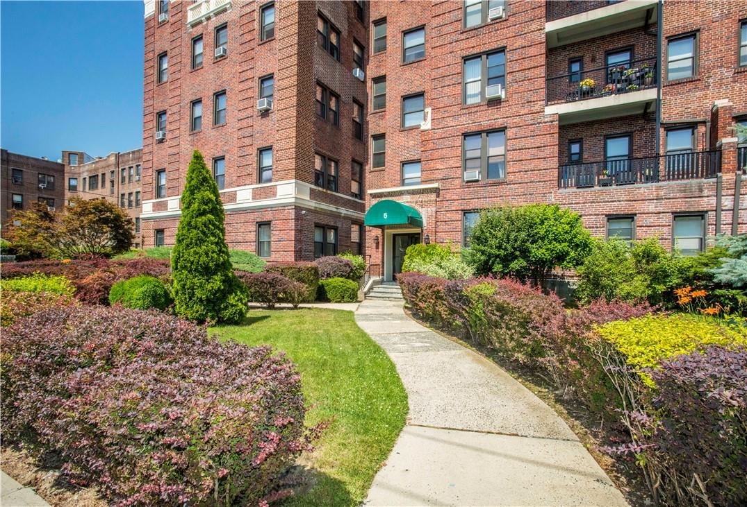 5 Circuit Road, Unit A34 New Rochelle, NY 10805 - Photo 1 of 1 5 Circuit Road, well maintained building and grounds