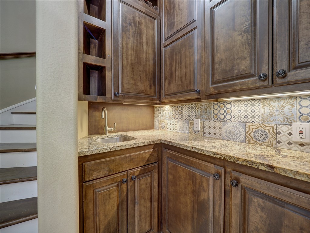 204 Black Diamond Road Portland, TX 78374 - Photo 20 of 39 Wet Bar