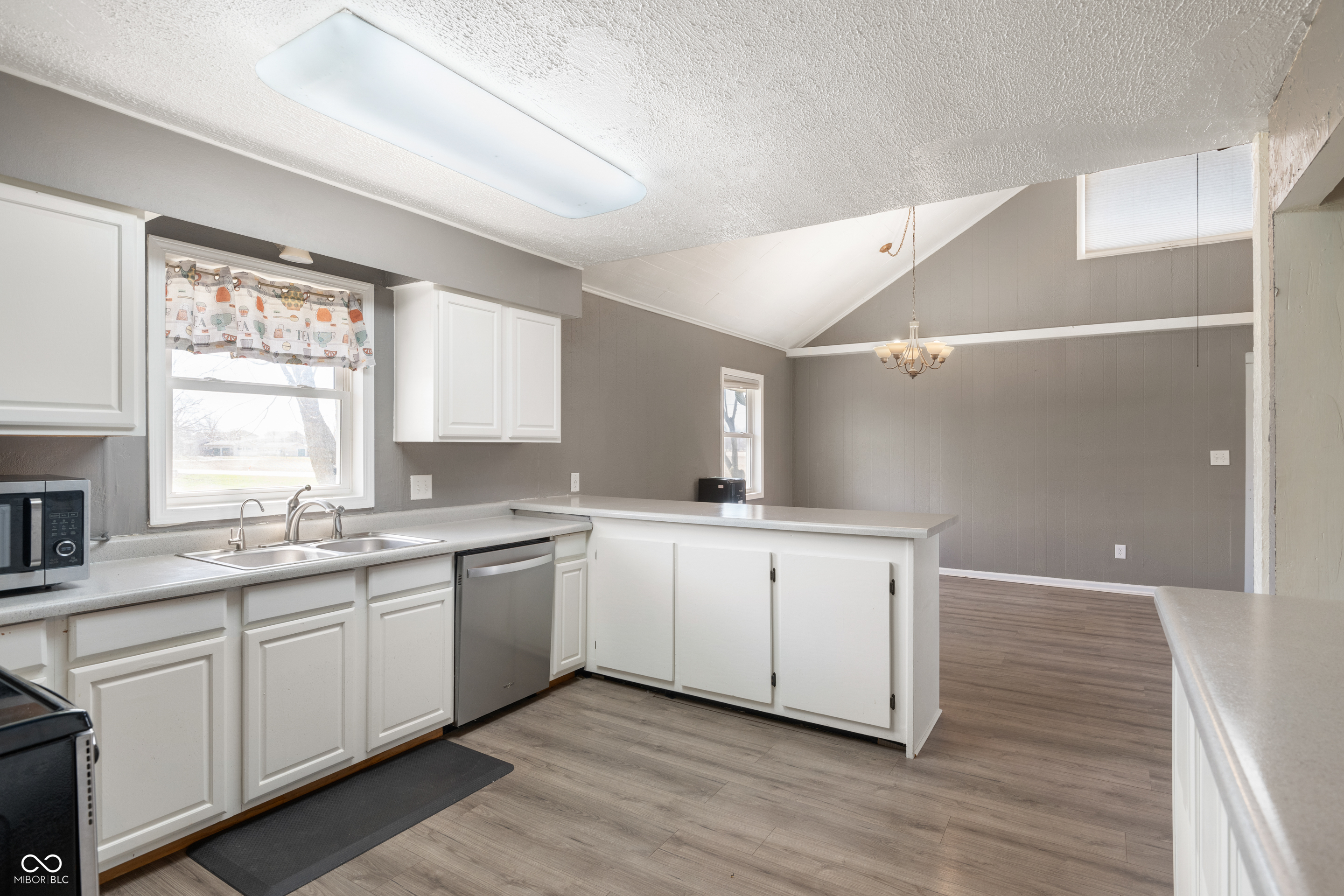 712 North Pendleton Avenue Pendleton, IN 46064 - Photo 11 of 29