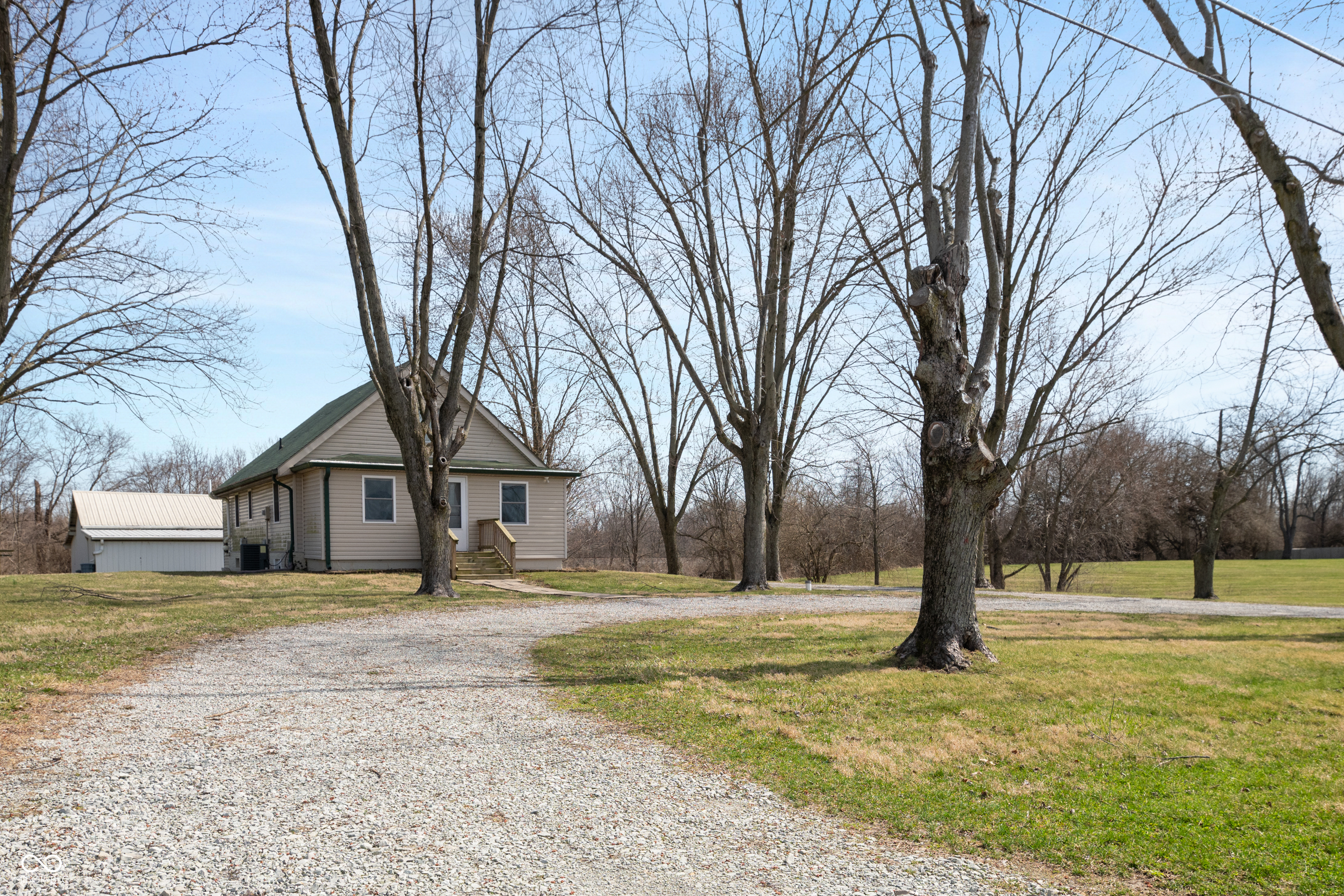 712 North Pendleton Avenue Pendleton, IN 46064 - Photo 4 of 29