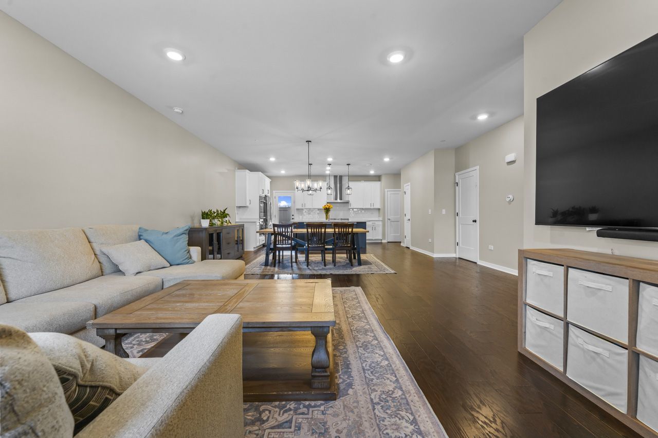 249 Hoffmann Drive Buffalo Grove, IL 60089 - Photo 12 of 36