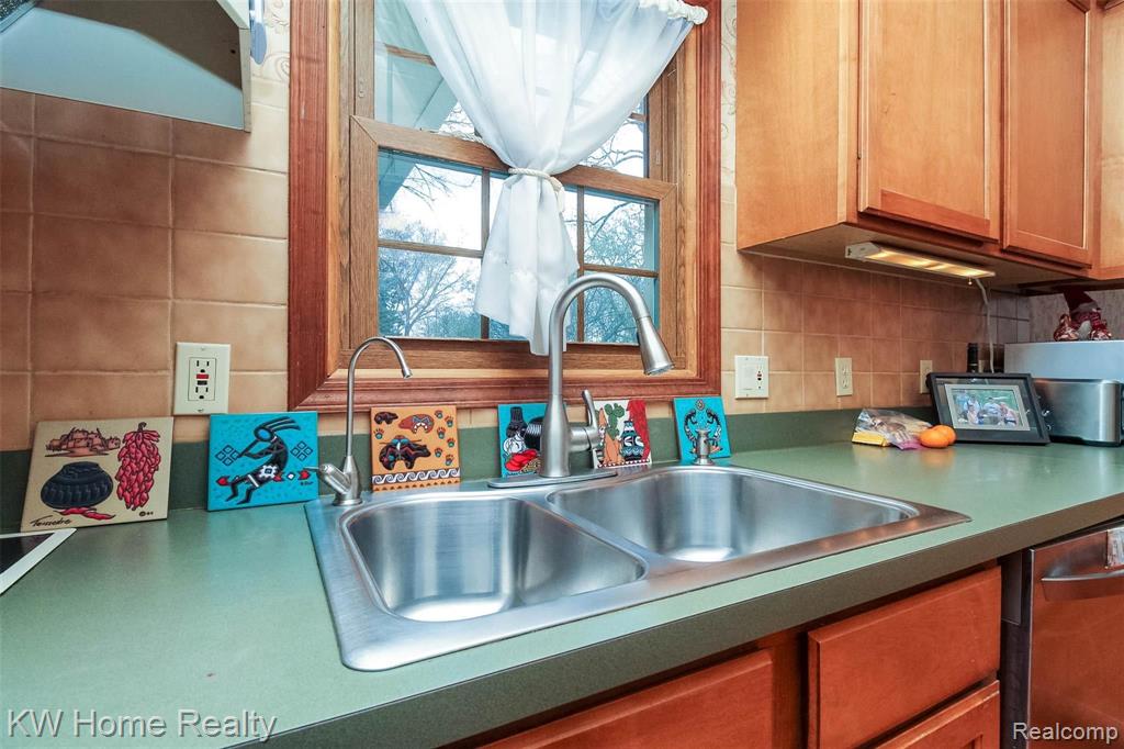 4659 White Lake Road White Lake, MI 48383 - Photo 15 of 62