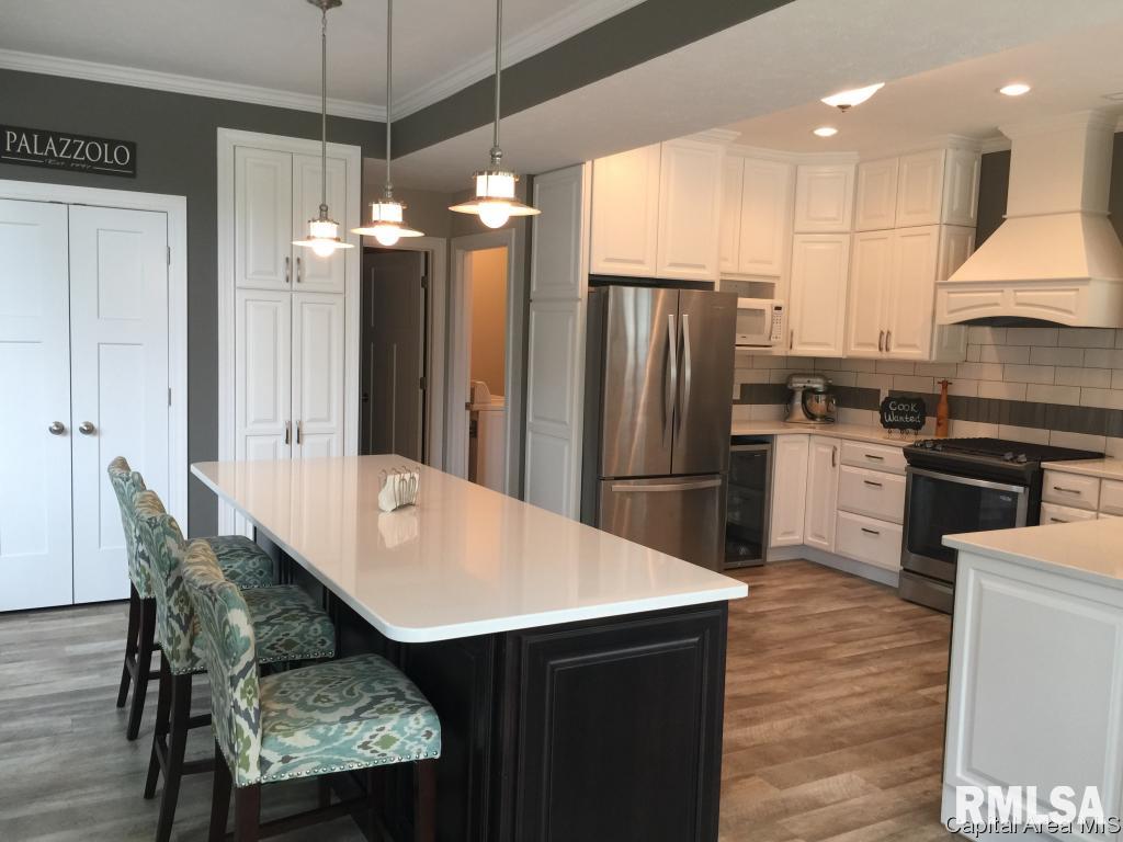 766 Persimmon Road Petersburg, IL 62675 - Photo 11 of 33 Gallery Image 11