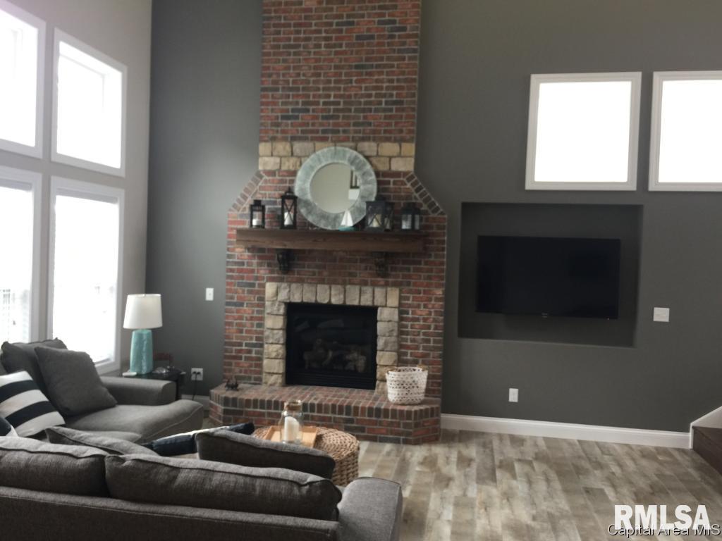 766 Persimmon Road Petersburg, IL 62675 - Photo 4 of 33 Gallery Image 4