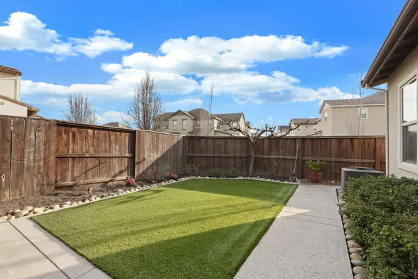 a view of a backyard