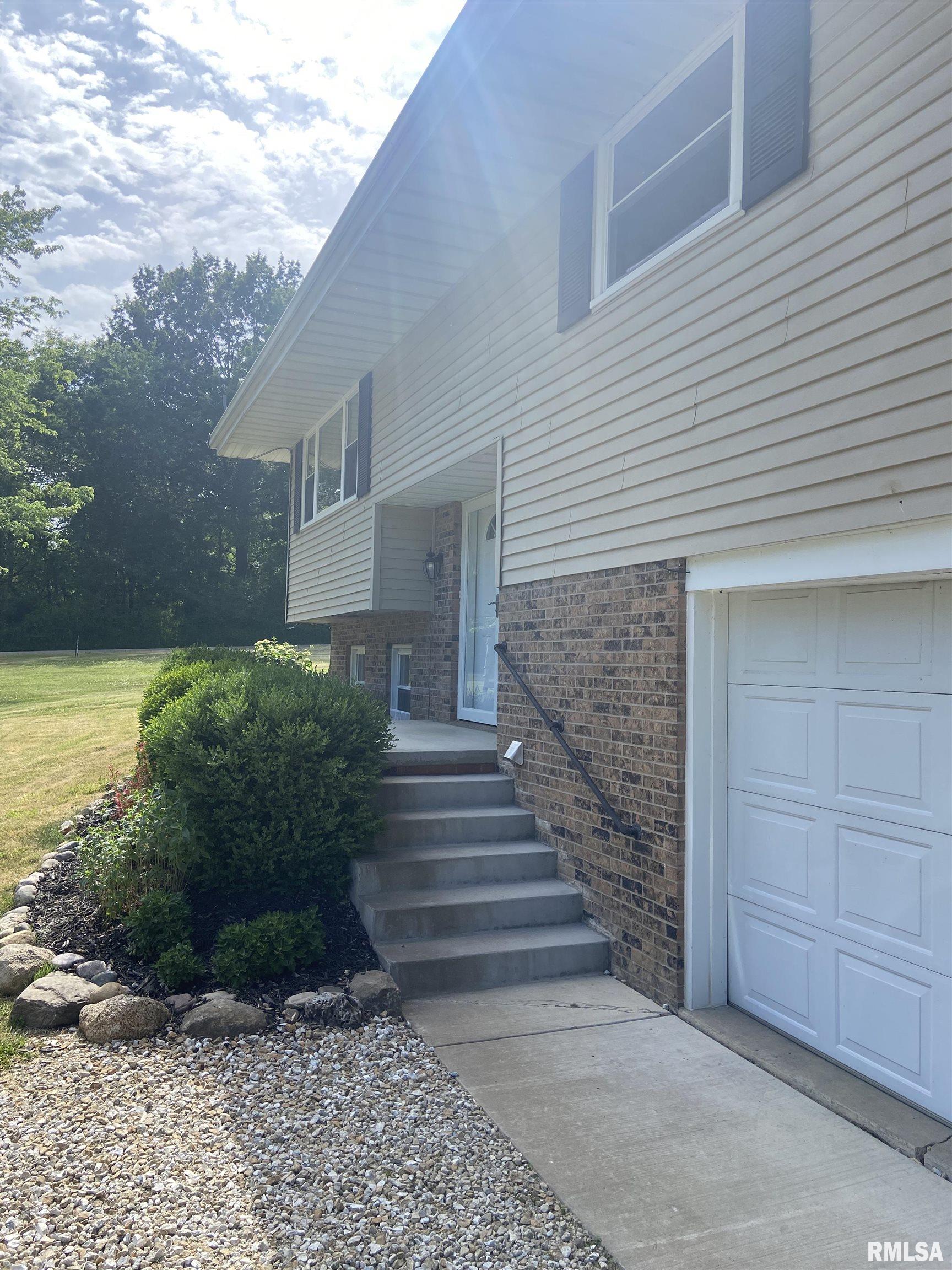 115 West Cypress Road Canton, IL 61520 - Photo 2 of 33
