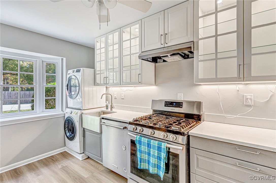 9101 Derbyshire Road, Unit E Henrico, VA 23229 - Photo 9 of 37 Kitchen featuring gas range, light hardwood / wood