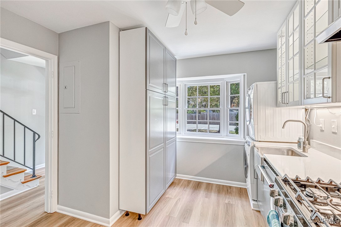 9101 Derbyshire Road, Unit E Henrico, VA 23229 - Photo 10 of 37 Kitchen featuring ceiling fan, stacked washer and