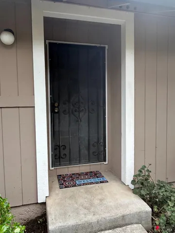 a view of entryway front of a house
