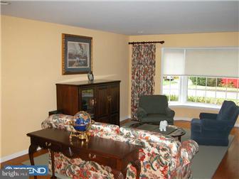 497 Leonard Road Huntingdon Valley, PA 19006 - Photo 5 of 7 Living Room