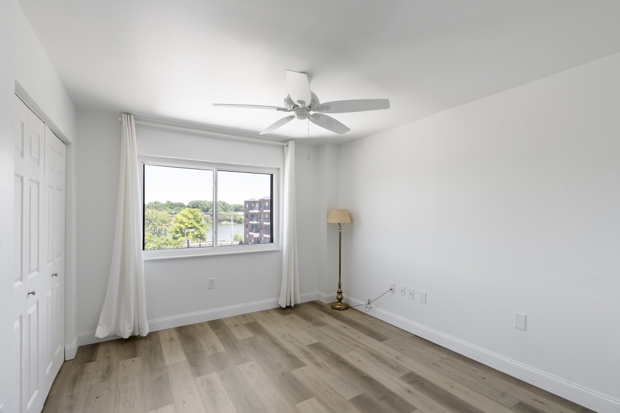 200 Sanders Ferry Road, Unit 2406 Hendersonville, TN 37075 - Photo 18 of 34 an empty room with a window and a ceiling fan